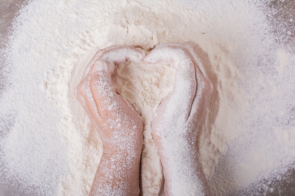 preparing all purpose flour to make dough - Медовая коврижка