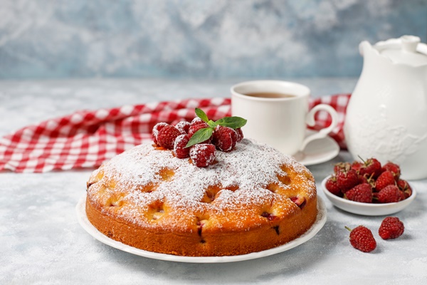 simple cake with powdered sugar and fresh raspberries on a light summer berry dessert - Изделия из теста: полезные советы