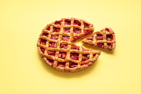 sliced rhubarb pie with a lattice crust - Пирог с ревенем