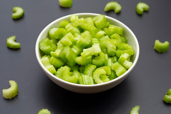 slices of celery in bowl on dark wall - Булгур с овощами