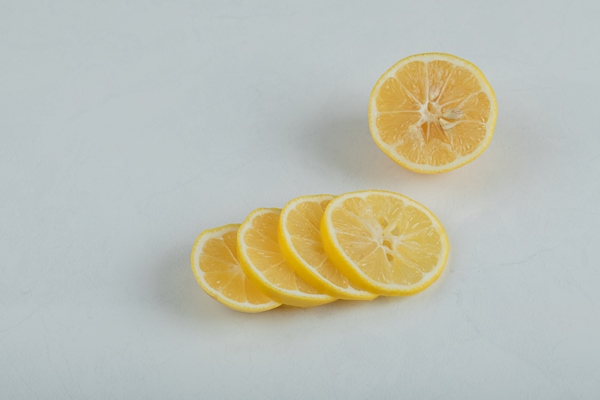 slices of juicy lemon on a white surface - Постный майонез