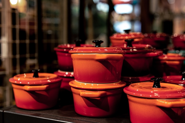 small dutch stoves in a shop window miniature crockery - Запеканки в духовке: правила приготовления