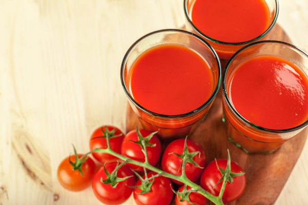 tomato juice and fresh tomatoes - Австралийский овощной хлеб