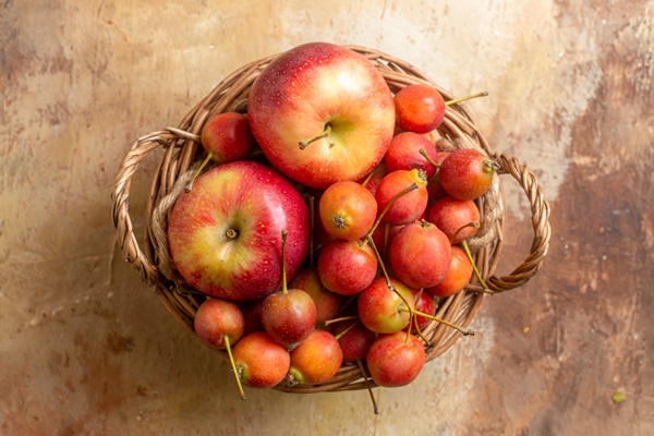 top close up view berries wooden basket of apples berries on the table - Как лучше сохранить продукты?