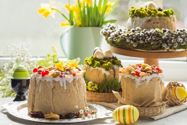 traditional russian easter cottage cheese dessert orthodox paskha on table with kulich cakes flowers colored eggs - Низкокалорийная творожная пасха