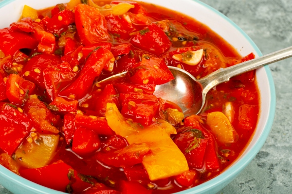 vegetable dish of stewed sweet peppers and tomatoes lecho vegetarian menu studio photo - Лечо двухцветное с душистыми травами