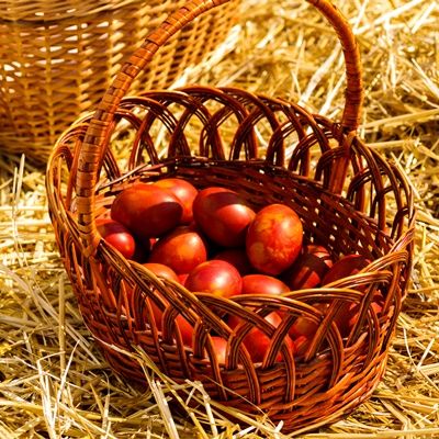 Яйца, крашенные соком ягод и плодов