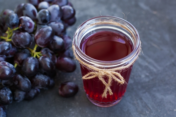 a bunch of ripe grapes and a glass of grape juice - Библия о пище
