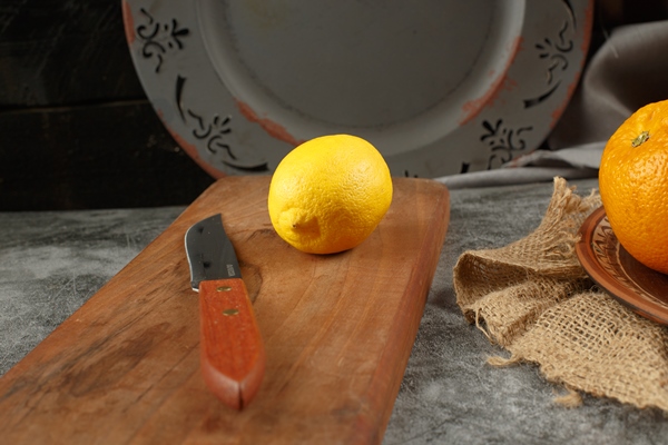 a lemon and a knife on a wooden board - Лапшевник с творогом и яблоками