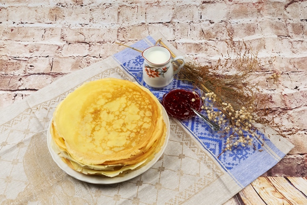a stack of pancakes with sour cream and milk - Постные заварные блинчики с ягодным соусом