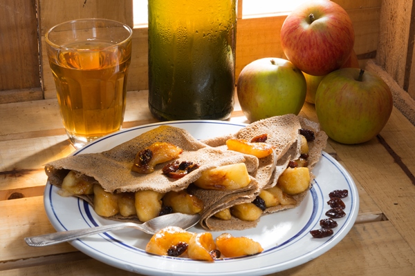 apple pancakes with a bottle and a glass of cider next to a window - Постные блинцы с яблочным и лимонным соком