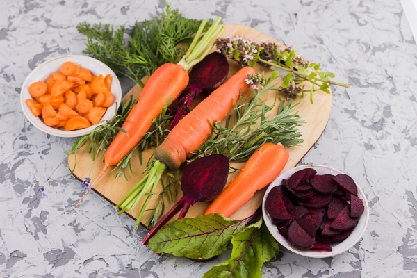 beetroot and carrot on wooden board - Особенности диеты при аллергических заболеваниях