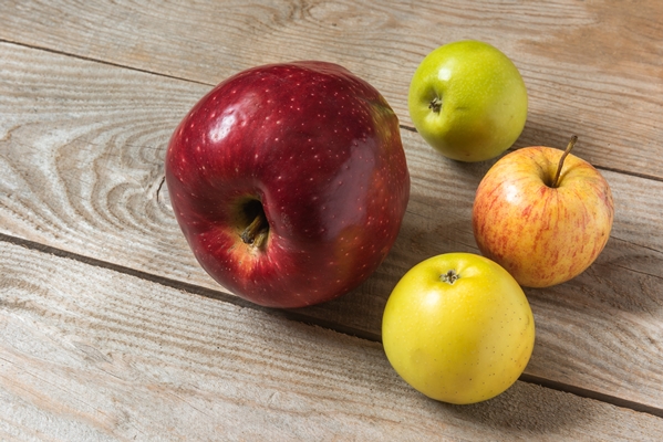 big red apple on wooden table - Лапшевник с творогом и яблоками