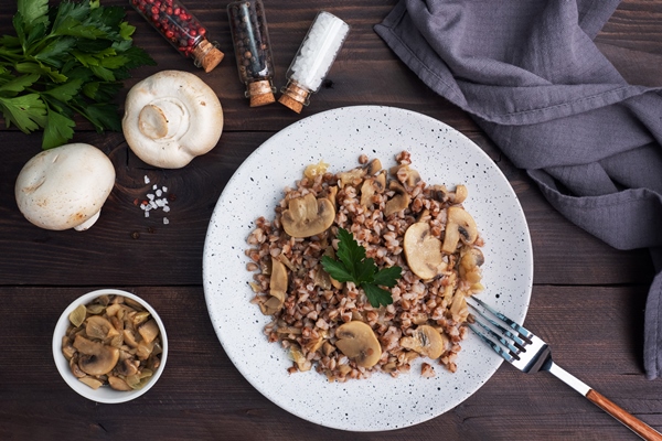 boiled buckwheat with stewed mushrooms russian traditional food - Постные блинчики с гречкой, грибами и овощами