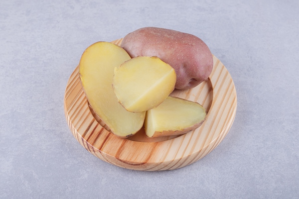 boiled delicious potatoes on wooden plate - Салат «Сытный»