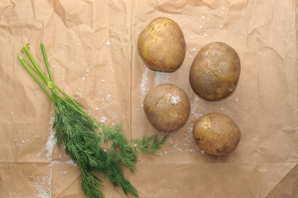 boiled potatoes in their skins with parsley - Салат из кальмаров, картофеля и лука