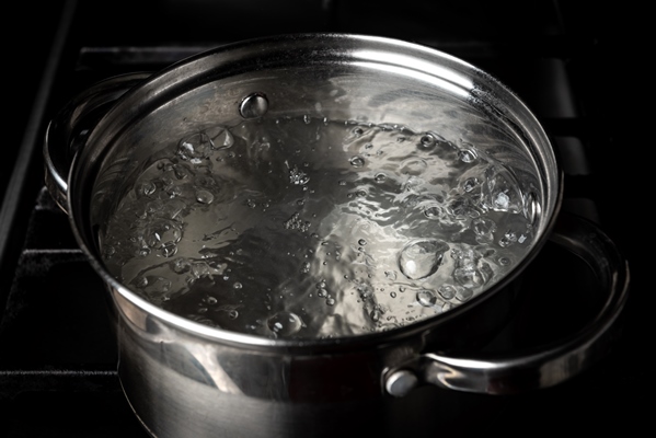 boiling water in pan on stove - Суп с фрикадельками из индейки