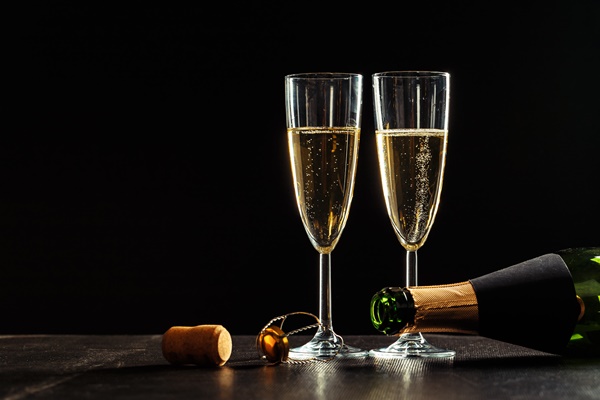 bottle of champagne and glasses over dark - Мороженое из яблок и груш
