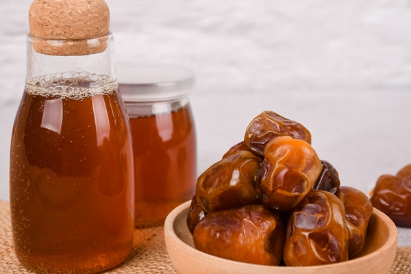 bowl of dates and honey on a white concrete background copyspace for your - Библия о пище
