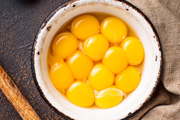 bowl with eggs yolks and whisk 1 - Бисквит на перепелиных яйцах