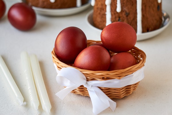 brown easter eggs colored with onion husks in a basket - Яйца, крашенные луковой шелухой