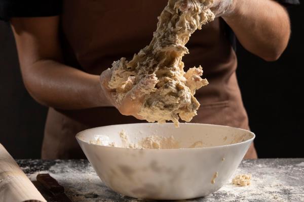 chef mixing dough with hands - Кулич с облепиховым соком