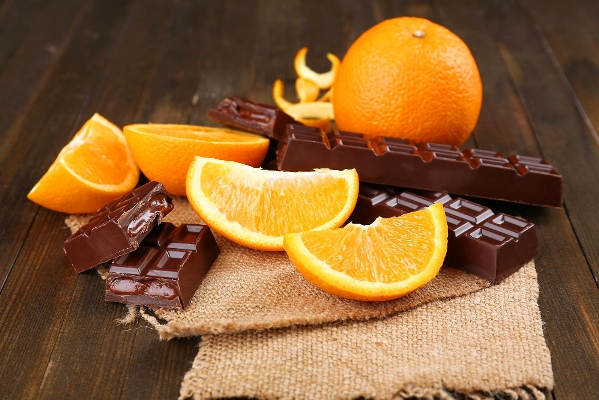 chocolate and orange on wooden table - Особенности диеты при аллергических заболеваниях