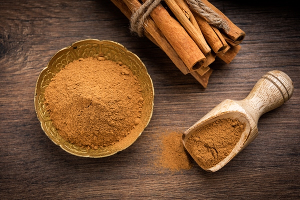 cinnamon sticks and powder also known as dalchini dust important ingradient from indian spices - Постные банановые блинцы на минеральной воде