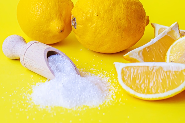 citric acid on a yellow background selective focus - Компот из айвы
