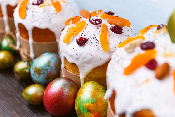 classic slavic easter cakes with easter eggs on a wooden table - Кулич пасхальный с изюмом