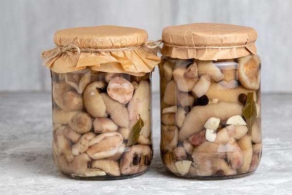 close up of canned marinated mushrooms - Маринованные грибы на зиму