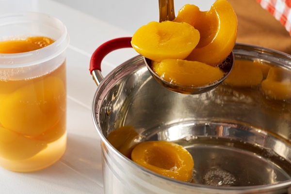 close up on food preservation method 5 - Консервированные персики в сиропе