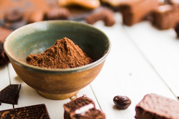 cocoa powder in ceramic bowl - Постные блинцы с какао