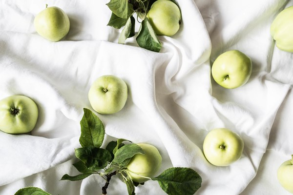 composition of fresh green apples and leaves on white linen napkin wallpaper of fruits top view flat lay 1 - Консервированные яблоки