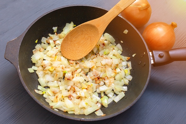 cooking onion frying - Постные пресные блинцы на картофельном отваре