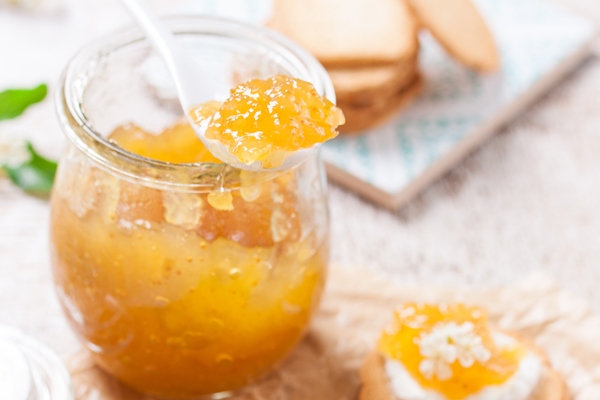crusty bread with orange jam - Конфитюр из айвы