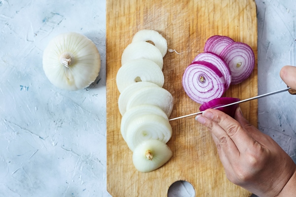 cutting organic onions preparing salad - Салат из кальмаров