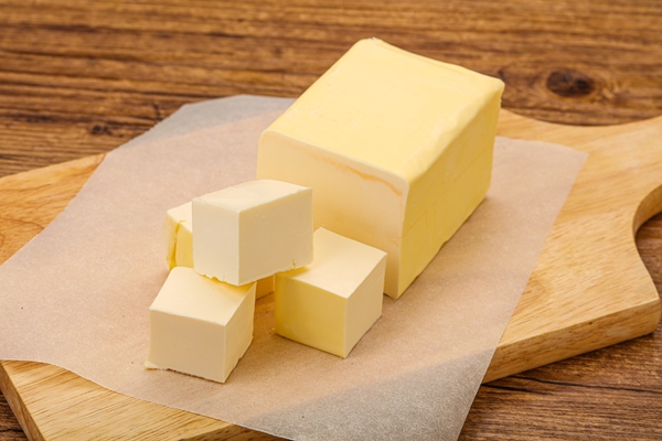 dairy natural yellow butter piece - Лапшевник с творогом и яблоками