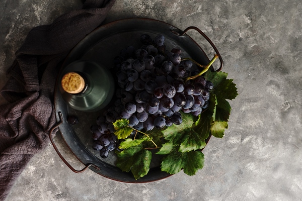 dark bunch of grape with water drops in low light red wine dark photo with copy space - Маринованный виноград с горчицей