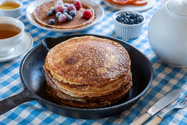 delicious homemade pancakes on iron pan with blueberries and powdered sugar - Постные блинцы "Простые"
