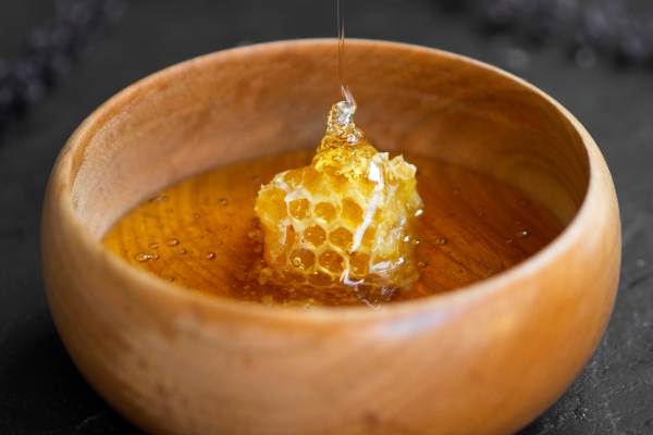 delicious honeycomb in wooden bowl - Лествицы ржаные