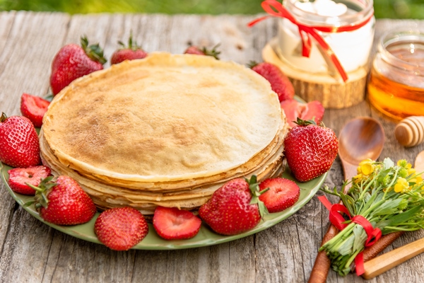 delicious pancakes with strawberries and honey for breakfast - Постные блинцы «Золотистые»