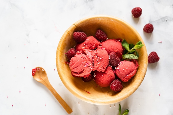 delicious raspberry sorbet in wooden bowl - Мороженое из земляники или малины