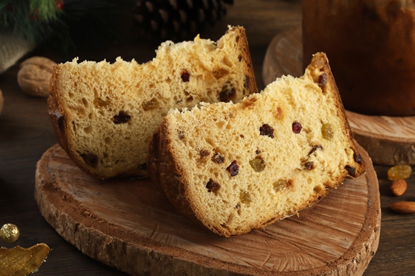 delicious slice of panettone with candied fruit - Кулич заварной