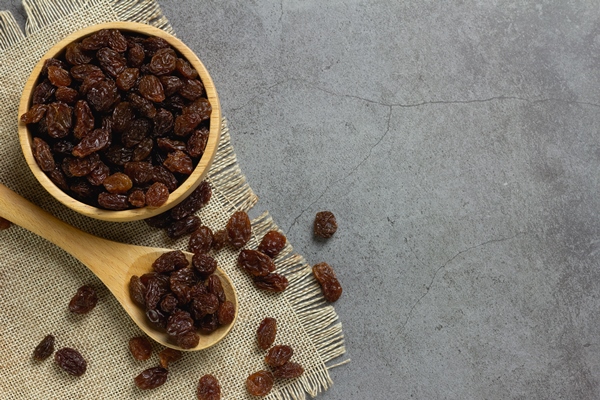 dried raisins in bowl on table 1 - Пасха с какао, миндалём и изюмом