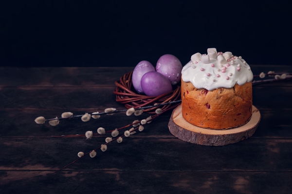 easter cakes on a decorated with marshmallows and painted easter eggs in a wicker nest - Кулич с облепиховым соком