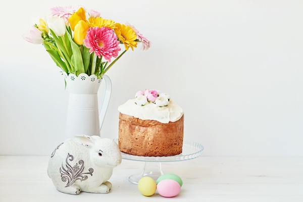 easter sweet bread easter cake and multi colored eggs with tulips and a white rabbit - Кулич по-польски