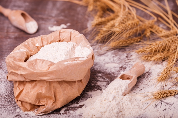 flour in bag and wooden spoon - Постные блинчики с карамельным яблоком