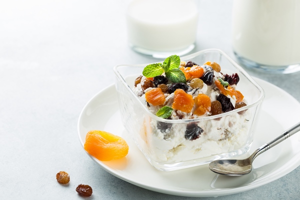 fresh cottage cheese with dried fruits in a bowl - Пасха с фруктовым желе