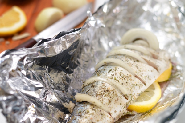 fresh mackerel prepared for oven cooking marinated with spices salt and lemon raw fish in the foil - Судак, запечённый с овощами